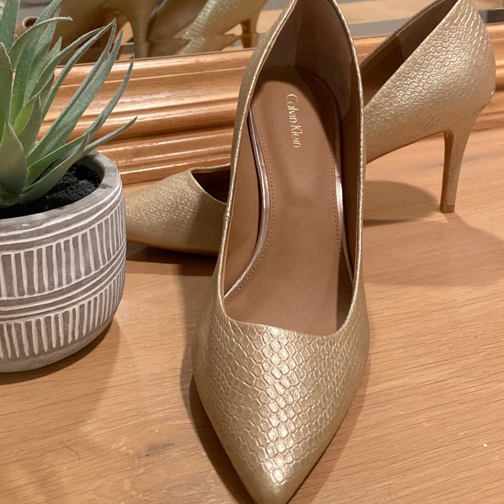 calvin Klien snake skin pattern champagne/beige heels